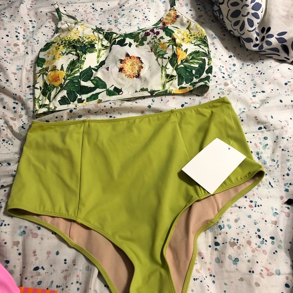 NWT Kortni Jeane whimsical floral XL v’d crop - Picture 6 of 8